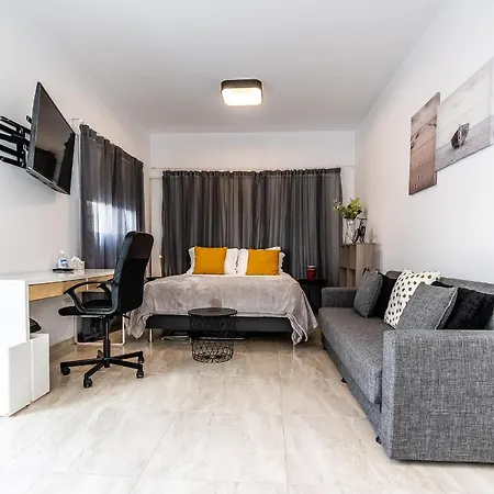 Modern Ground Floor With A Beautiful Garden * لارنكا